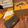 gucciaaa-38686-gallery-75601-8a2df7cd6a922121 心意之選|M40718 小號斜背包晚宴包|商品實拍視角 09