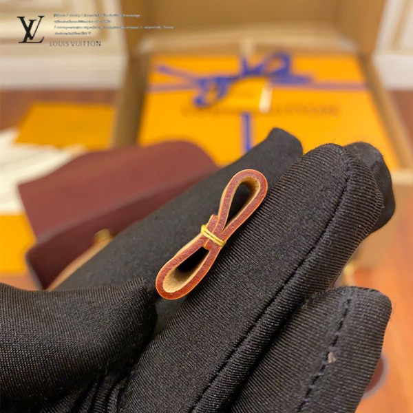 gucciaaa-38714-gallery-75975-6534bac3a2c8a186 心意之選|M43431 雙肩包|送禮情境實拍視角