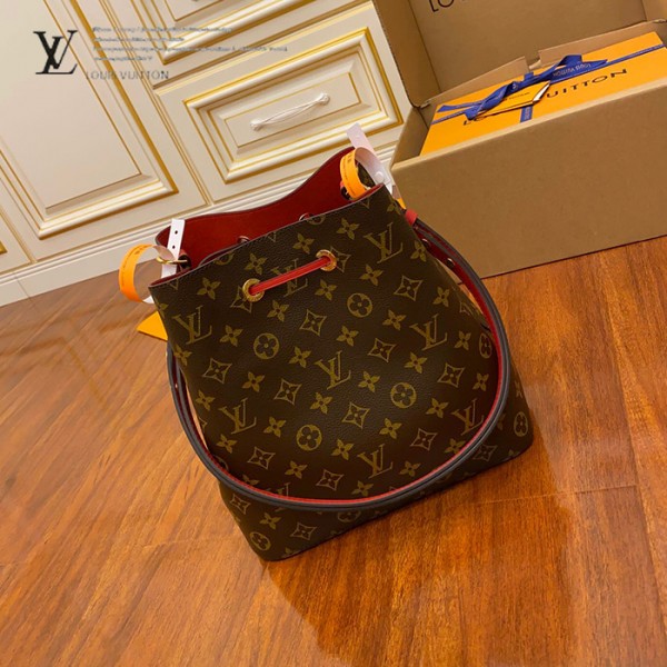 gucciaaa-38716-gallery-76008-0bbdc8fd28845df3 心意之選|M44021 水桶包|商品實拍視角 03