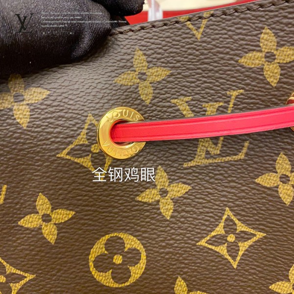 gucciaaa-38716-gallery-76011-b2d88f4662a65d64 心意之選|M44021 水桶包|商品實拍視角 06