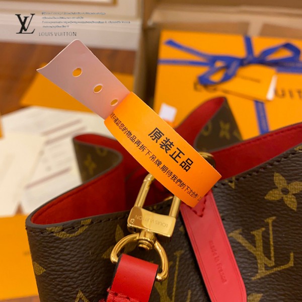 gucciaaa-38716-gallery-76012-bd72aaf9f4d168de 心意之選|M44021 水桶包|送禮情境實拍視角