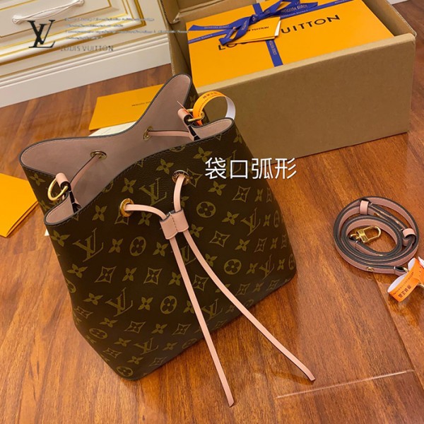 gucciaaa-38717-gallery-76015-0c84082175cc6599 心意之選|精選 M44022 水桶包|商品實拍視角 02
