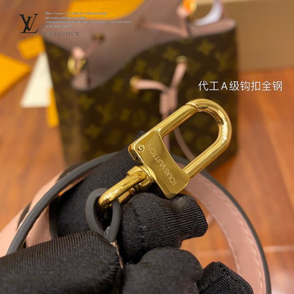 gucciaaa-38717-gallery-76018-c5f7dd5bcf09f993 心意之選|精選 M44022 水桶包|商品實拍視角 04