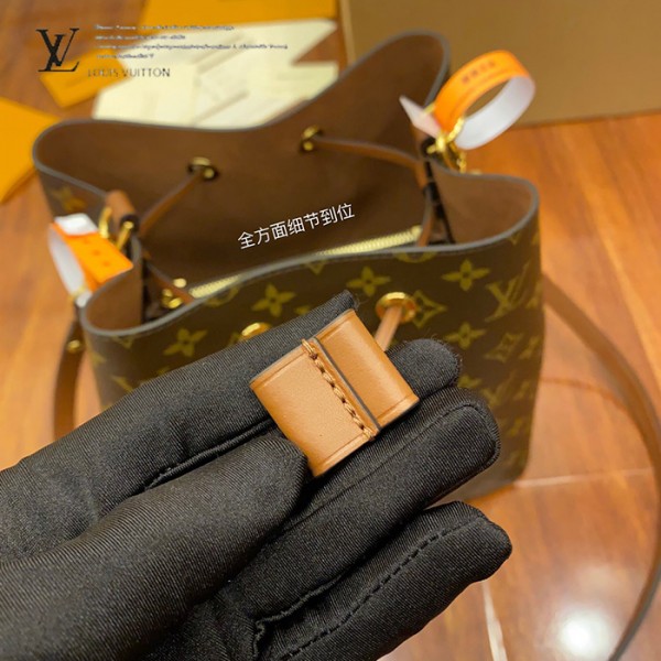 gucciaaa-38718-gallery-76030-70a9854cee296f06 心意之選|M44887 水桶包|送禮情境實拍視角