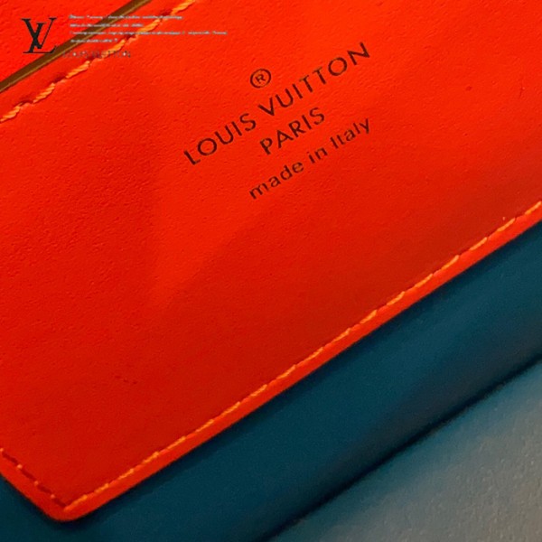 gucciaaa-38721-gallery-76070-a0bdc20e60a34f35 心意之選|M55949 女士郵差包|商品實拍視角 11